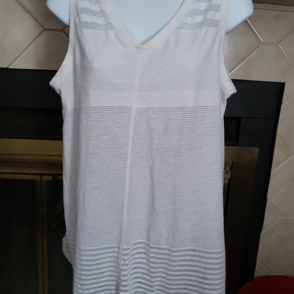 Avenue white tank top sz 22/24